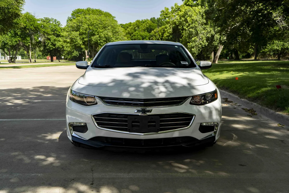 2017 Chevrolet Malibu LT thumbnail 2