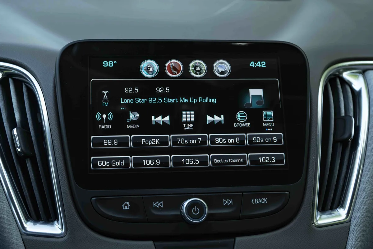 2017 Chevrolet Malibu LT thumbnail 28