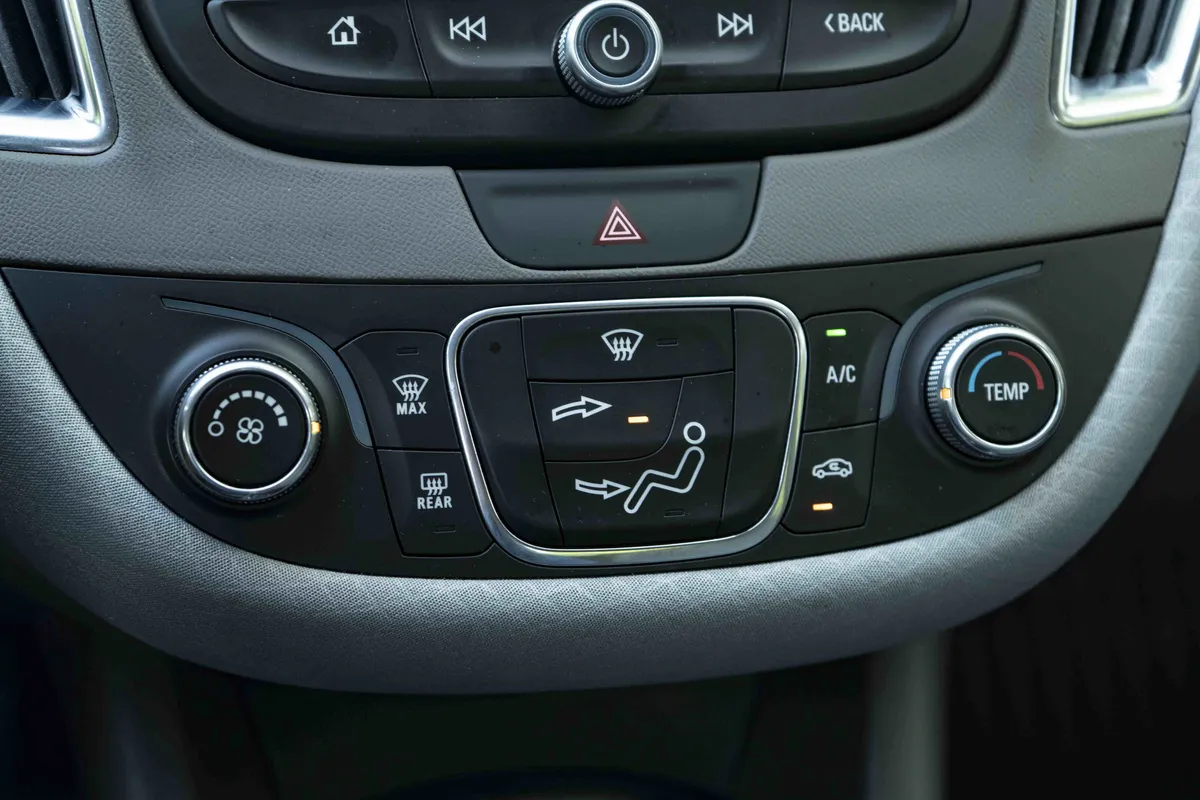 2017 Chevrolet Malibu LT thumbnail 30
