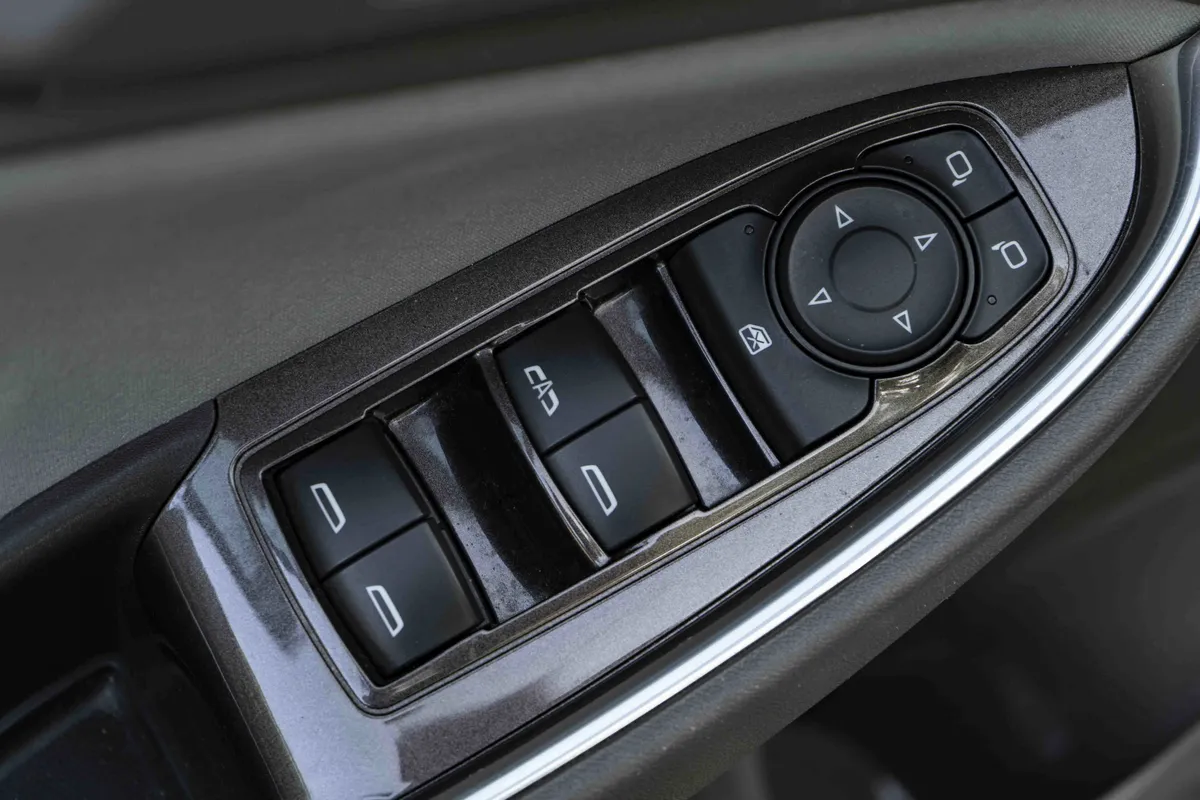 2017 Chevrolet Malibu LT thumbnail 34