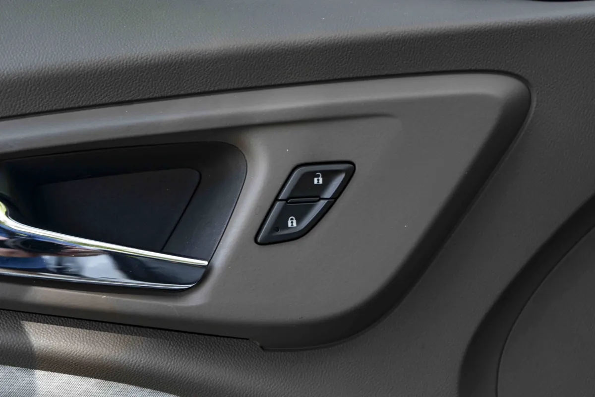 2017 Chevrolet Malibu LT thumbnail 35