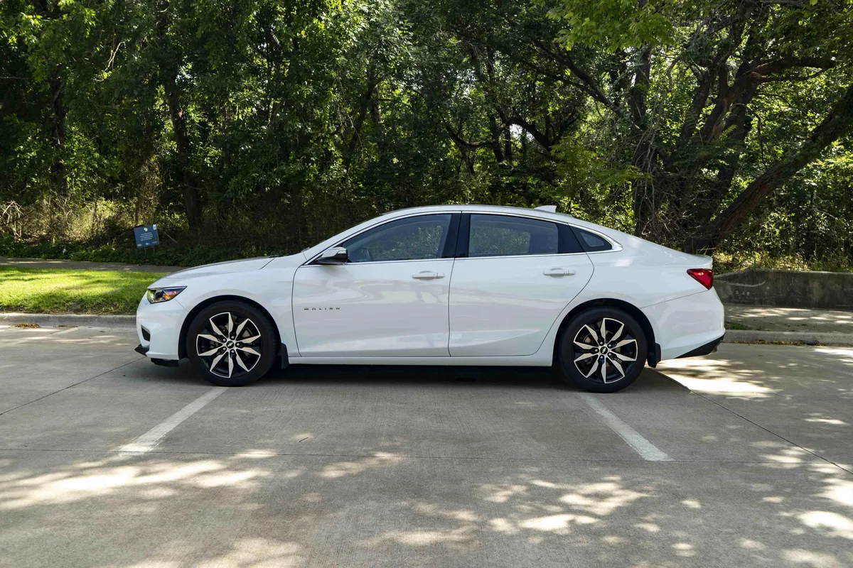 2017 Chevrolet Malibu LT thumbnail 5