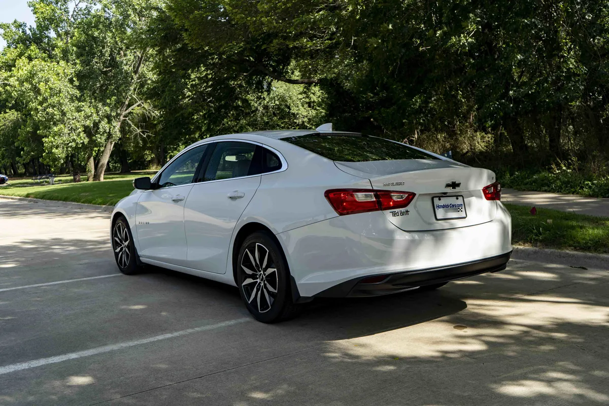 2017 Chevrolet Malibu LT thumbnail 6