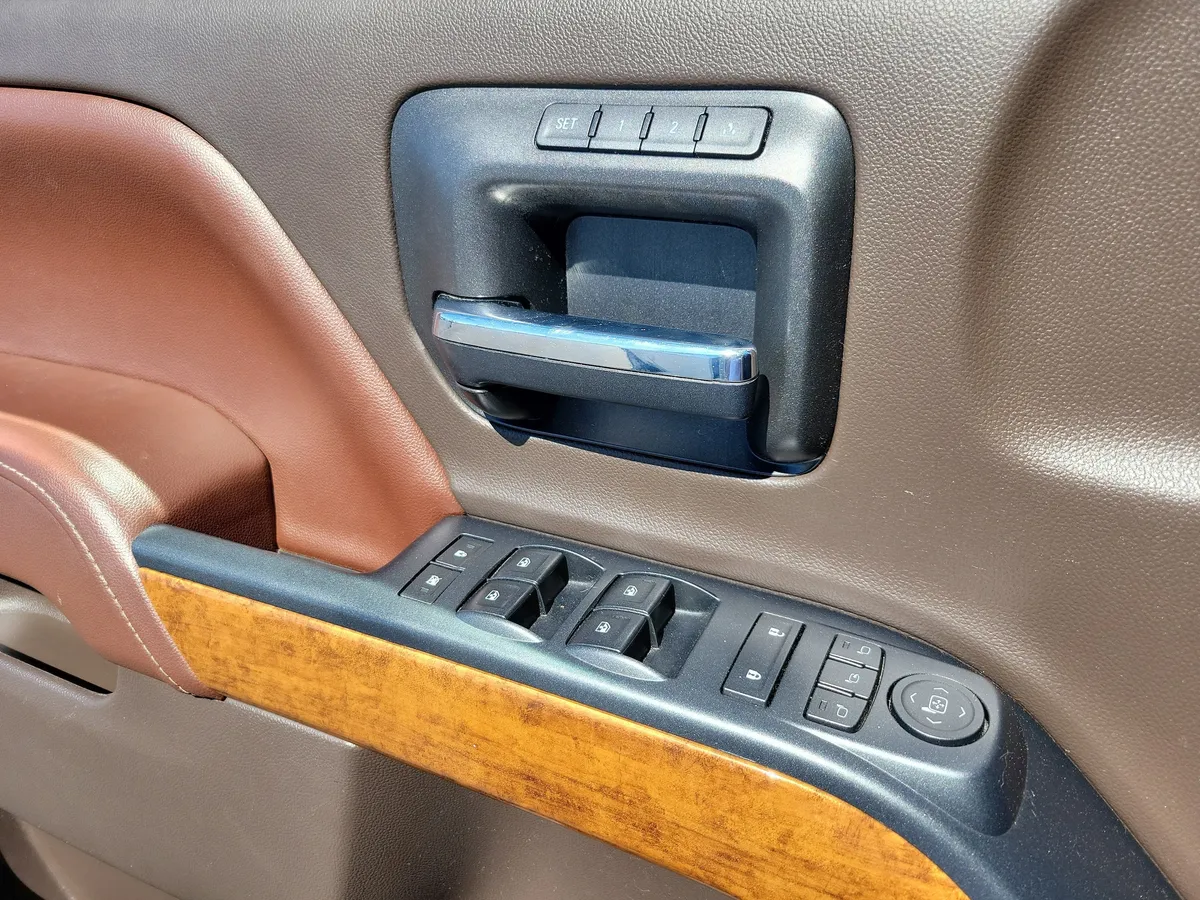 2017 Chevrolet Silverado 1500 High Country thumbnail 11