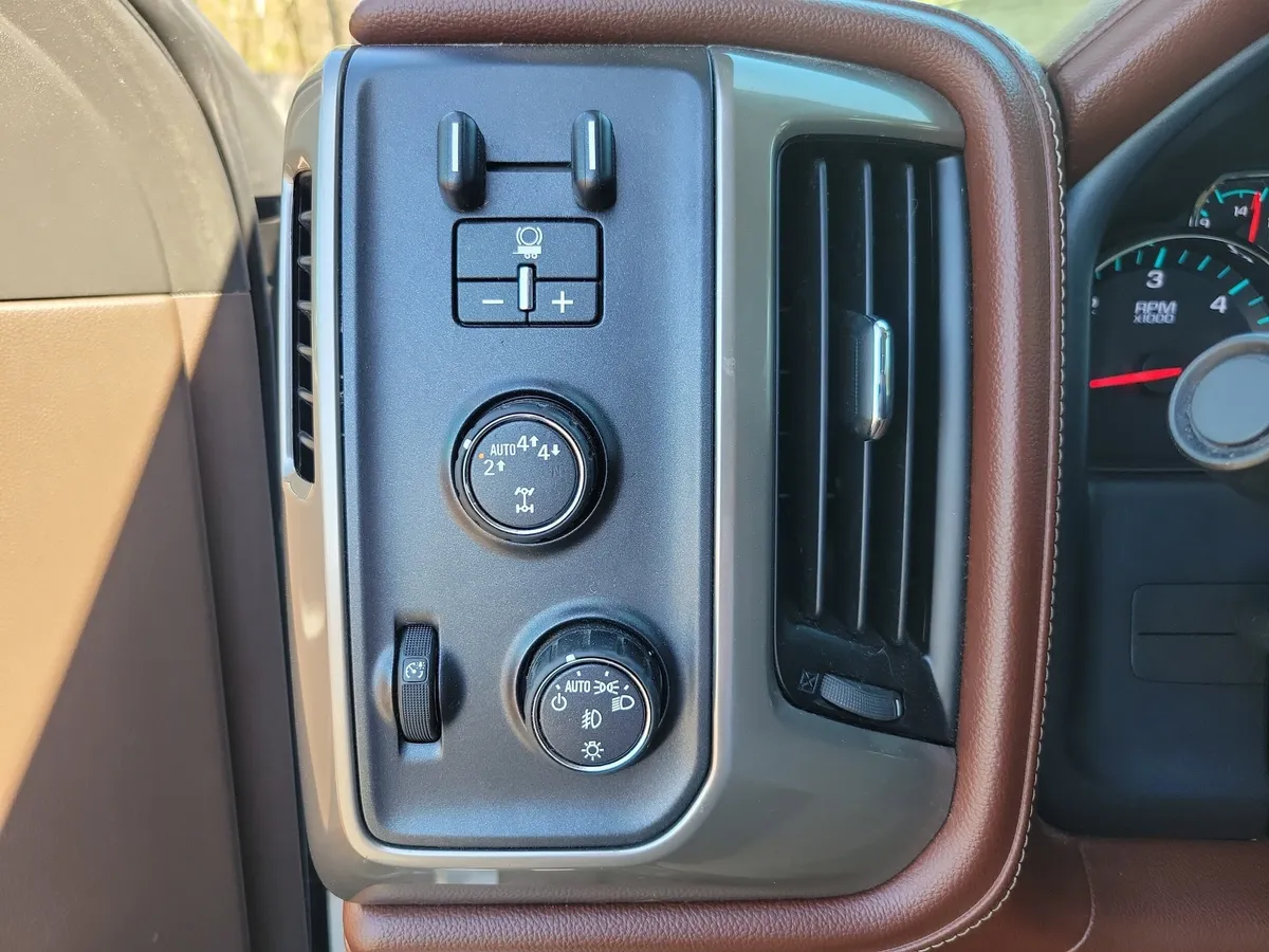 2017 Chevrolet Silverado 1500 High Country thumbnail 19