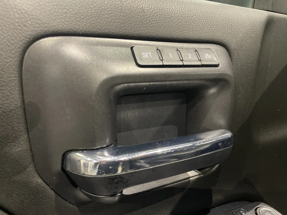 2017 Chevrolet Silverado 1500 High Country thumbnail 14