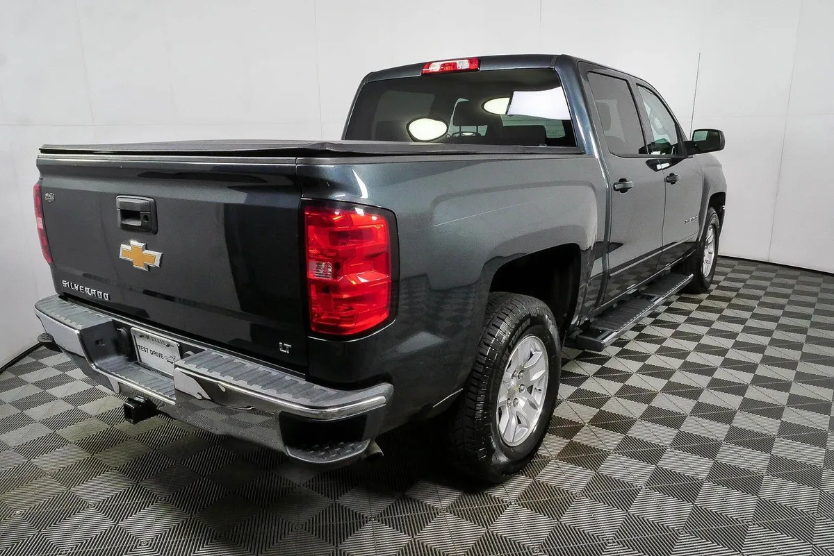 2017 Chevrolet Silverado 1500 LT thumbnail 3
