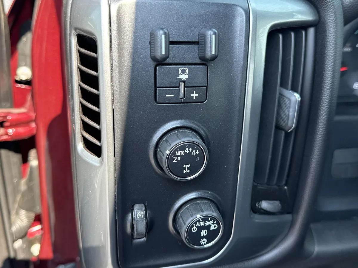 2017 Chevrolet Silverado 1500 LT thumbnail 14