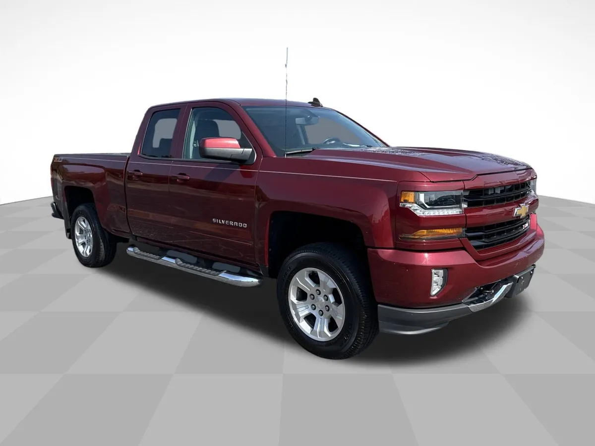2017 Chevrolet Silverado 1500 LT thumbnail 3