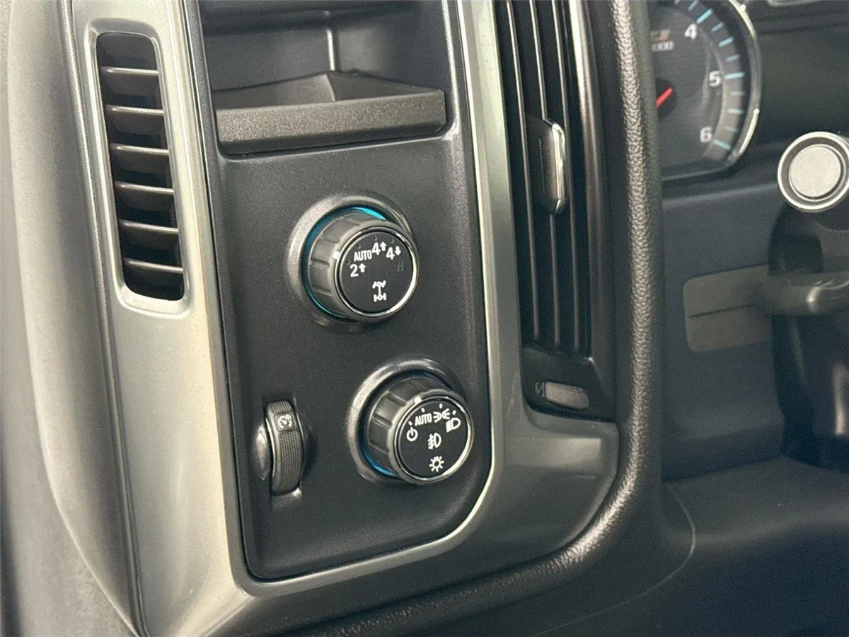 2017 Chevrolet Silverado 1500 LT thumbnail 16