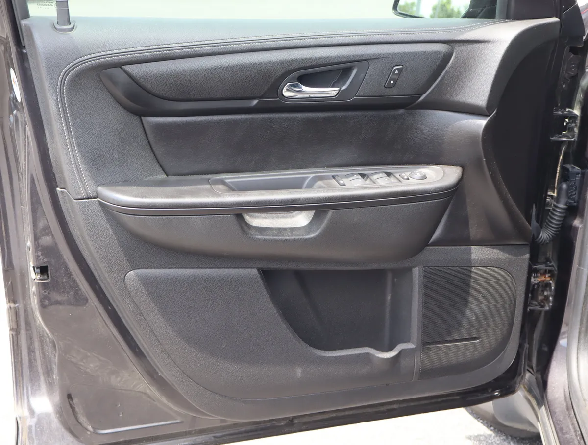 2017 Chevrolet Traverse LT thumbnail 12