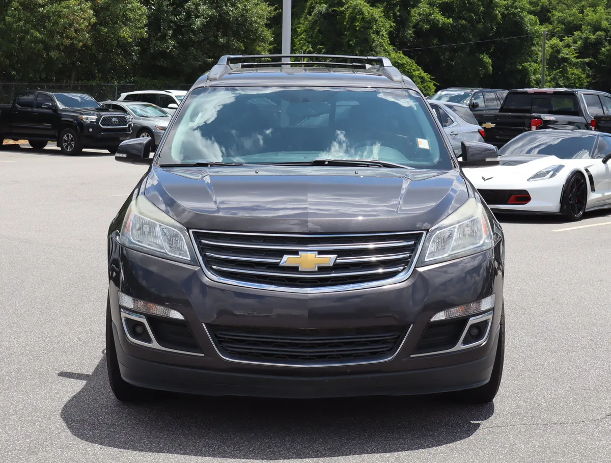 2017 Chevrolet Traverse LT thumbnail 2