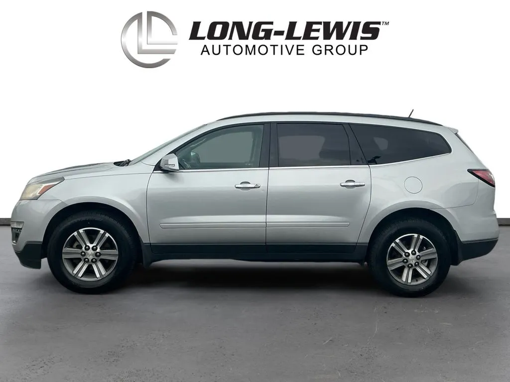 2017 Chevrolet Traverse LT thumbnail 2