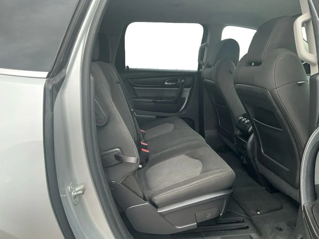 2017 Chevrolet Traverse LT thumbnail 23