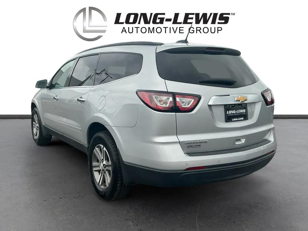2017 Chevrolet Traverse LT thumbnail 4
