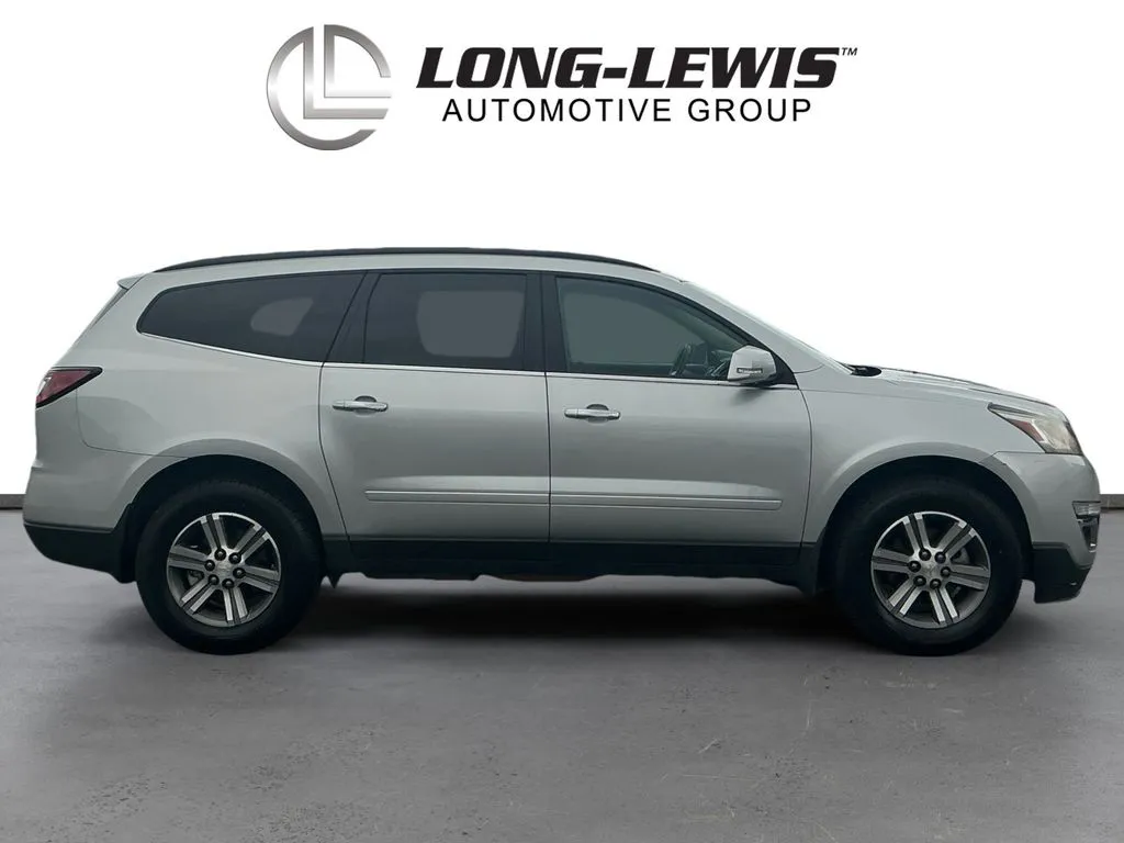 2017 Chevrolet Traverse LT thumbnail 8