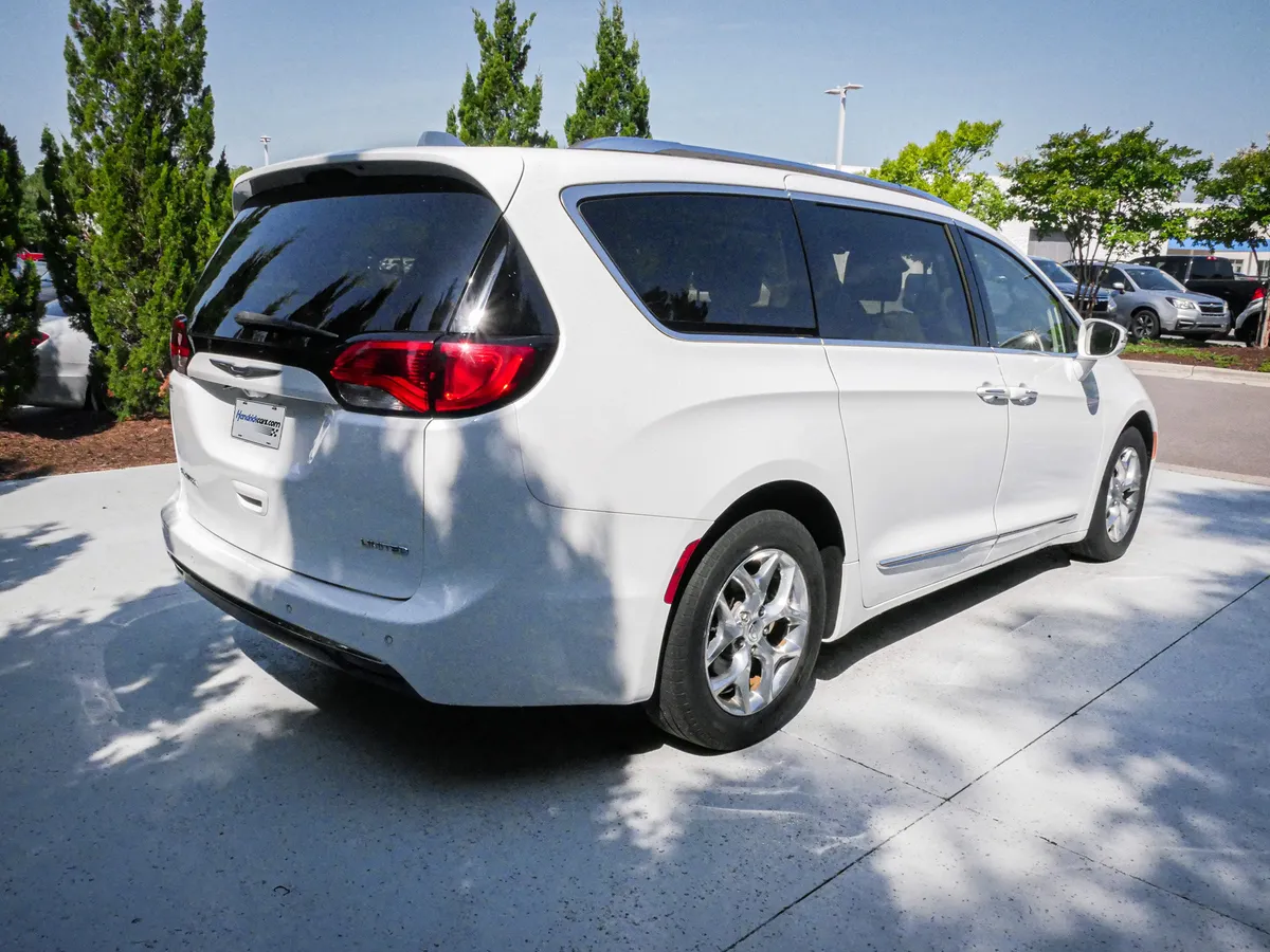 2017 Chrysler Pacifica Limited thumbnail 10