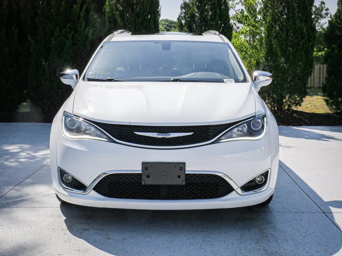 2017 Chrysler Pacifica Limited thumbnail 2