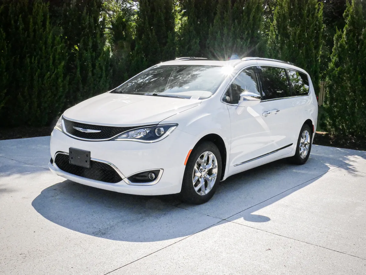 2017 Chrysler Pacifica Limited thumbnail 4