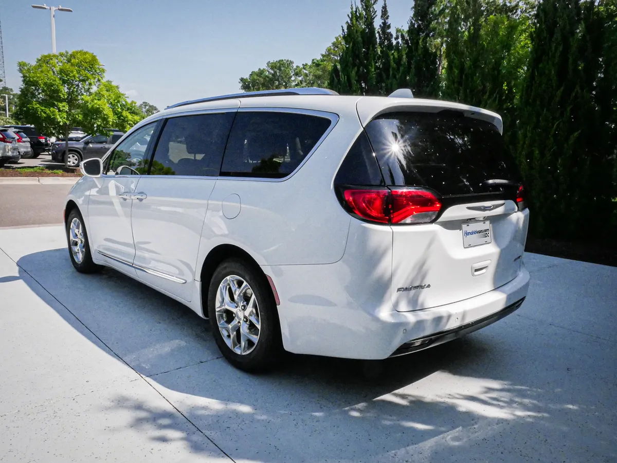 2017 Chrysler Pacifica Limited thumbnail 8