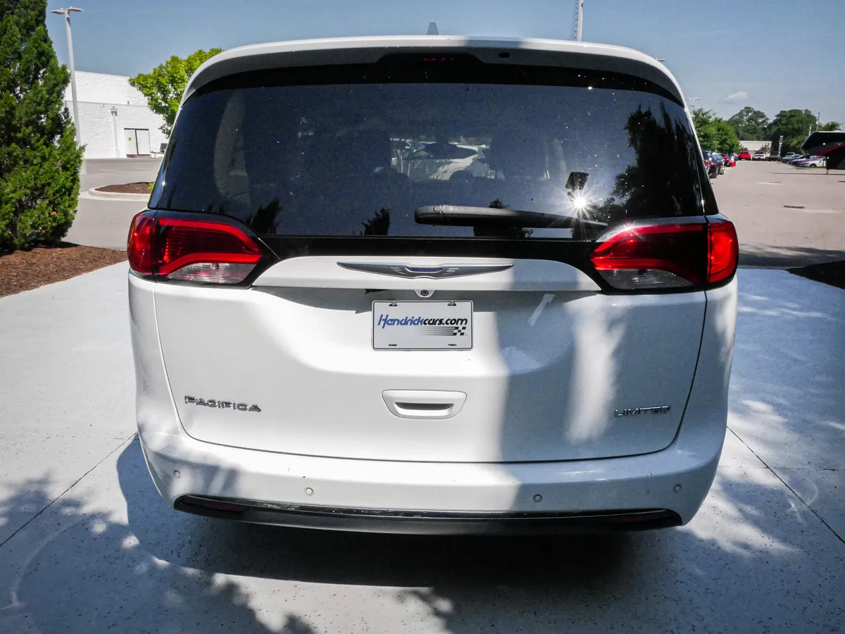2017 Chrysler Pacifica Limited thumbnail 9