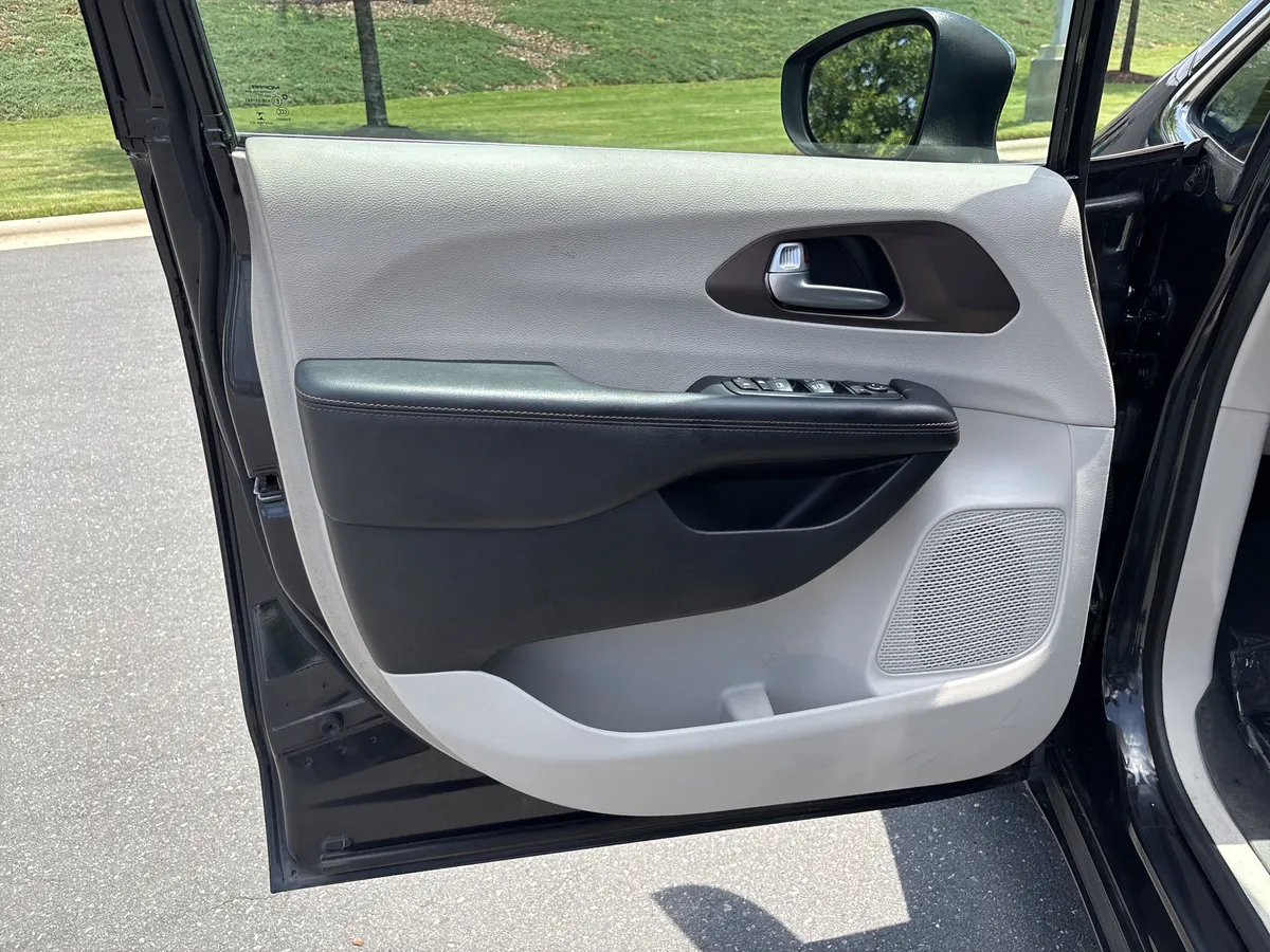 2017 Chrysler Pacifica Touring Plus thumbnail 14