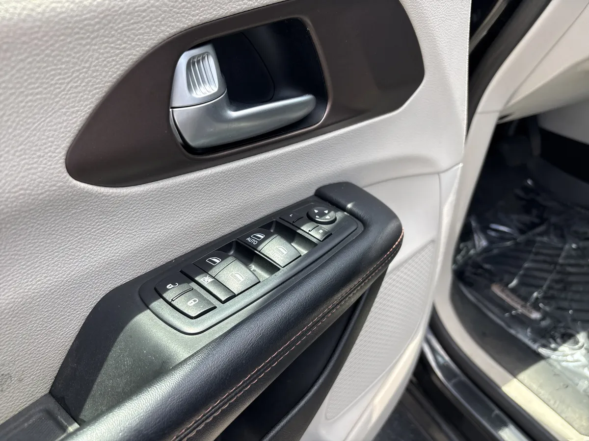 2017 Chrysler Pacifica Touring Plus thumbnail 15