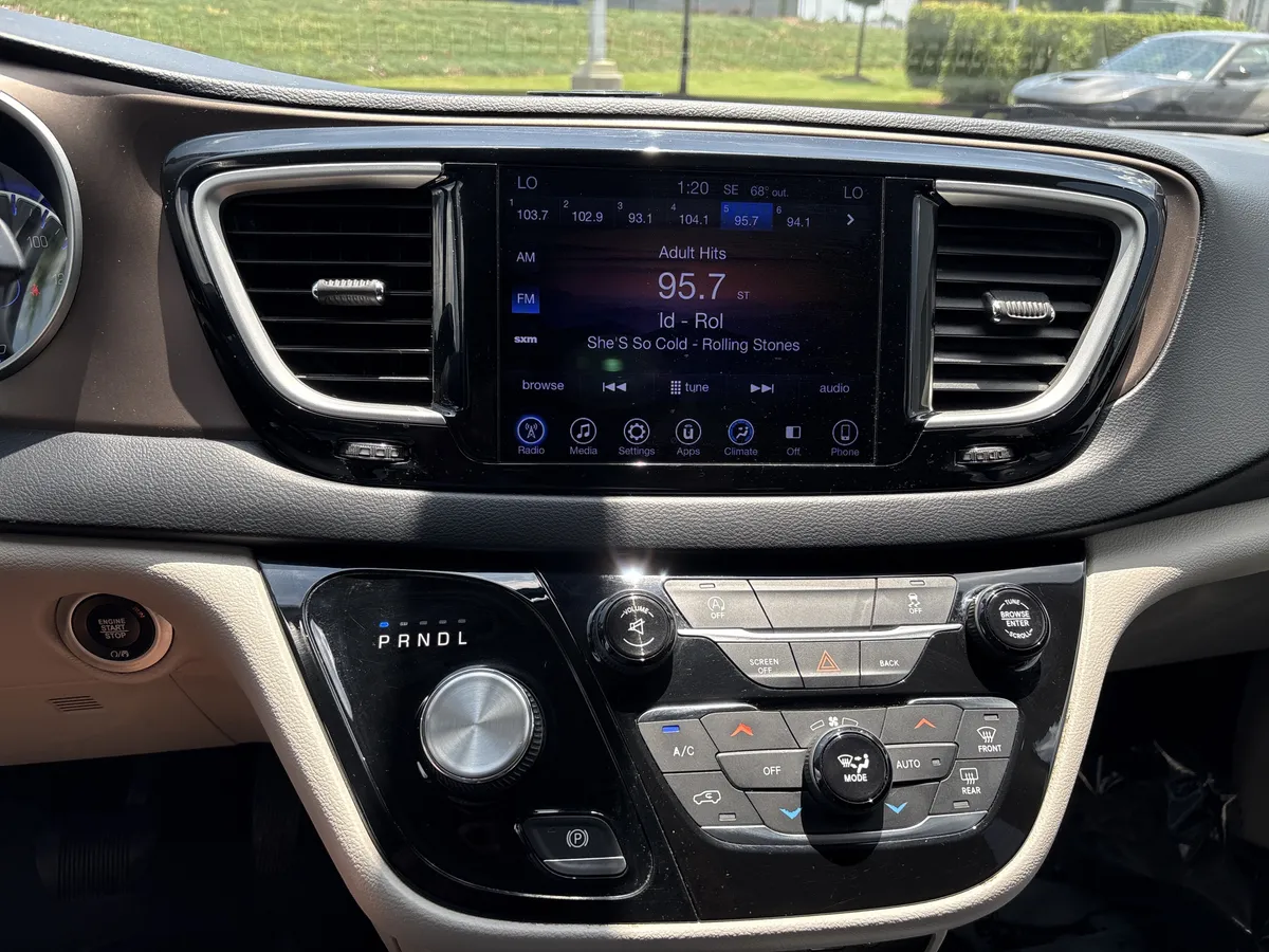 2017 Chrysler Pacifica Touring Plus thumbnail 26
