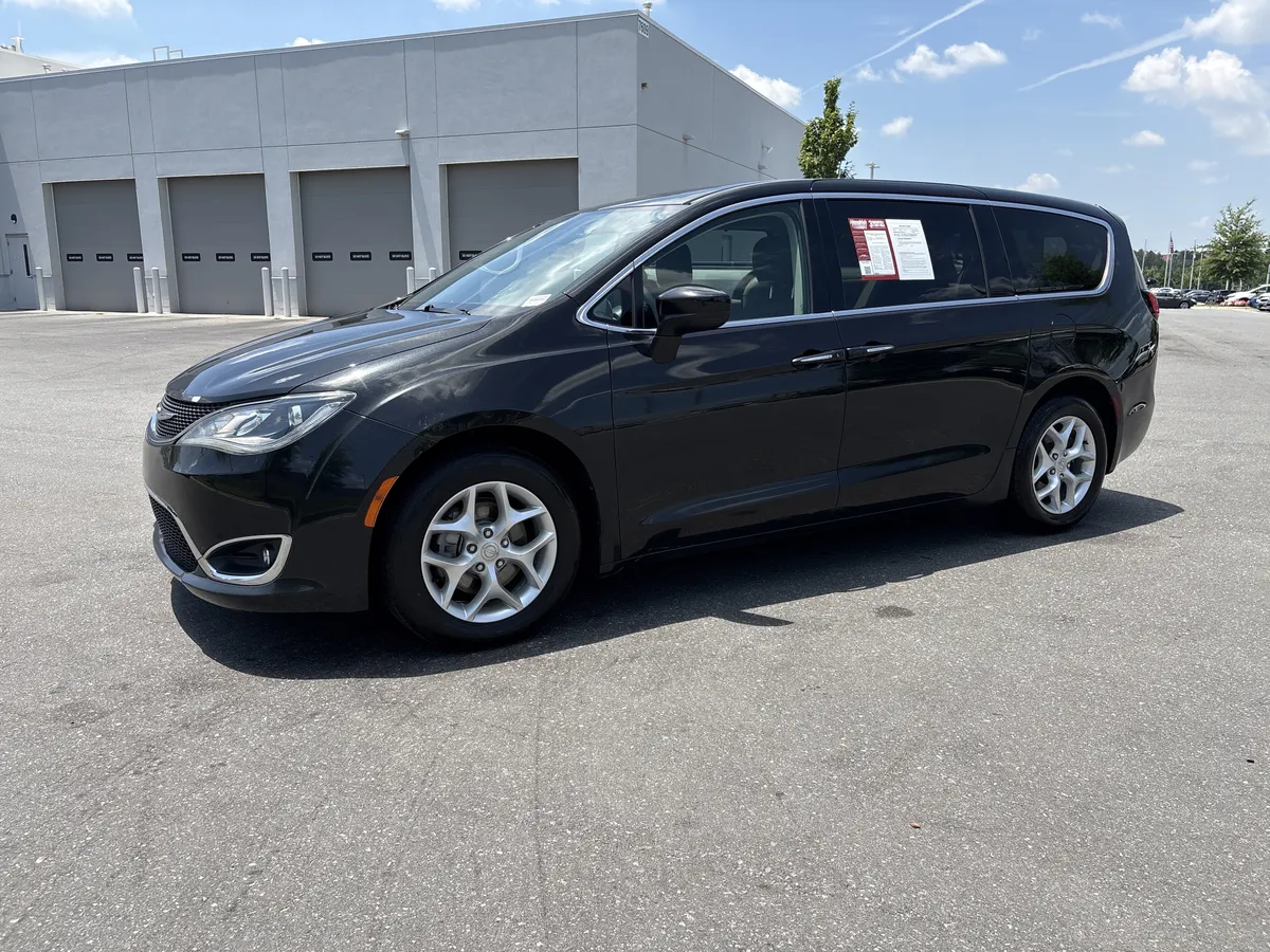 2017 Chrysler Pacifica Touring Plus thumbnail 4
