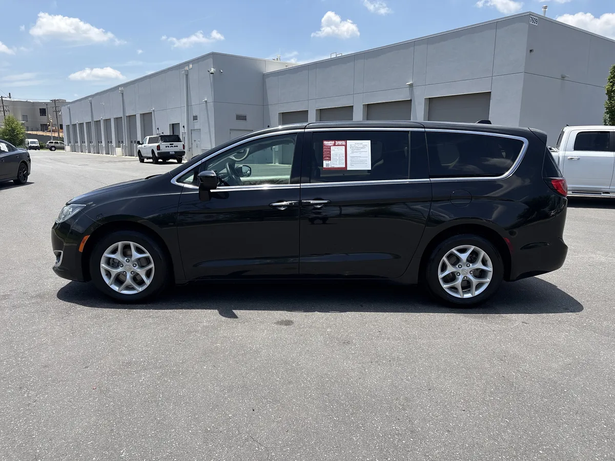 2017 Chrysler Pacifica Touring Plus thumbnail 5