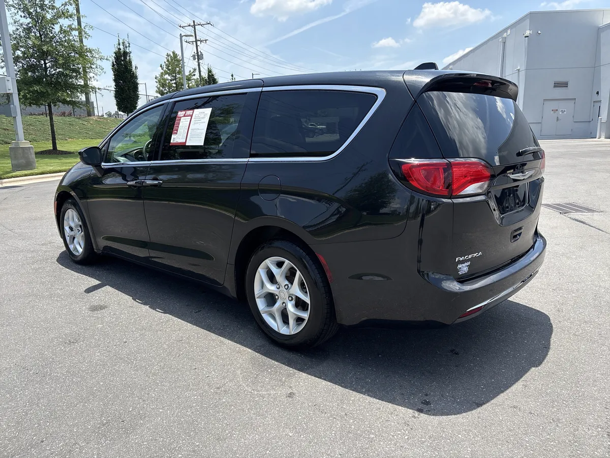 2017 Chrysler Pacifica Touring Plus thumbnail 6