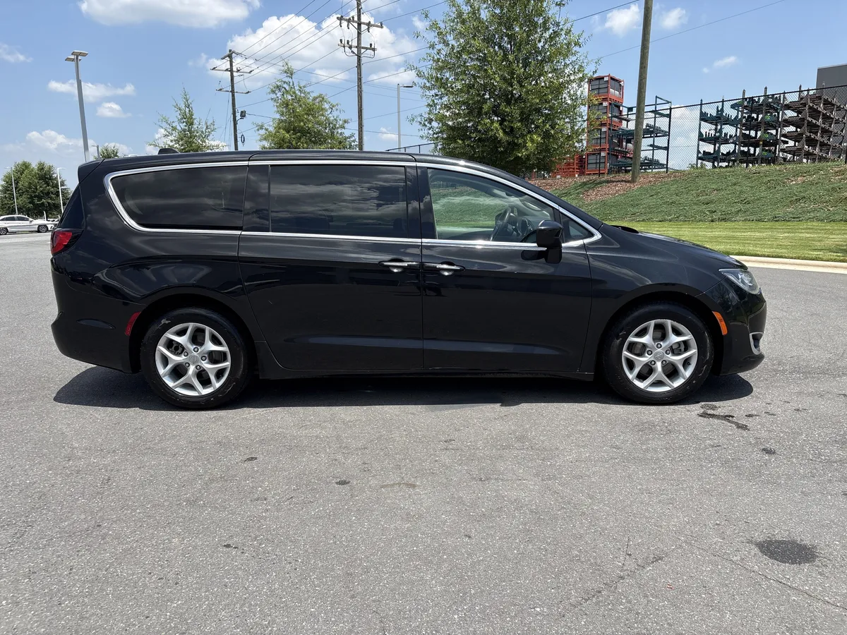 2017 Chrysler Pacifica Touring Plus thumbnail 9