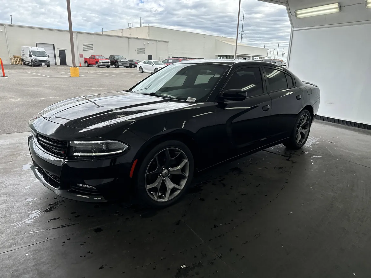 2017 Dodge Charger SXT thumbnail 2