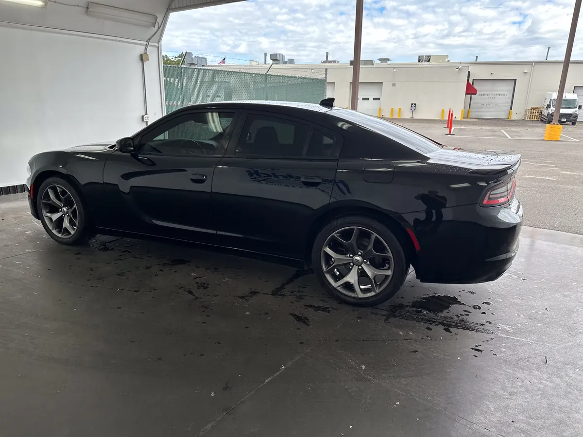 2017 Dodge Charger SXT thumbnail 5
