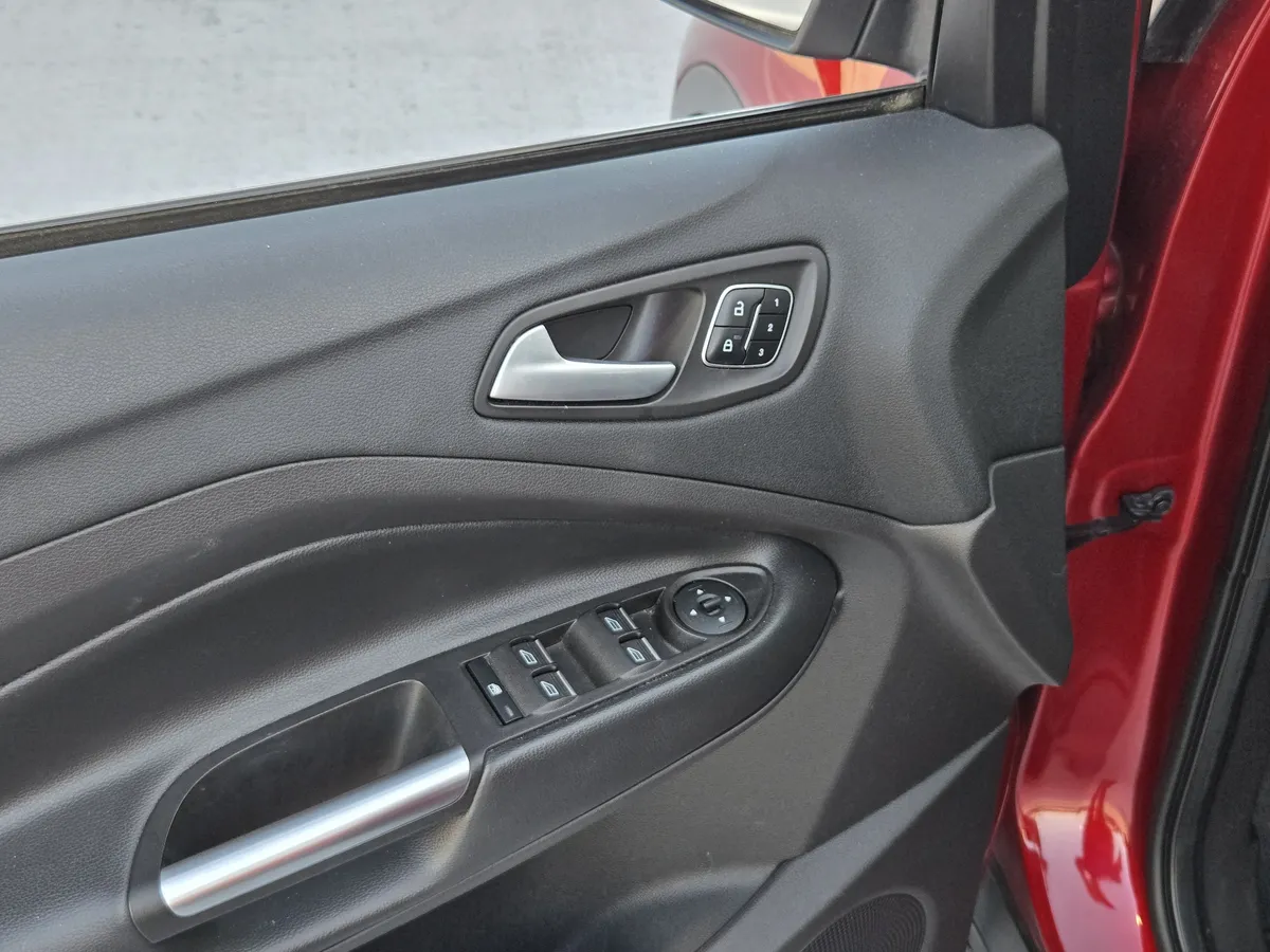 2017 Ford Escape Titanium thumbnail 15