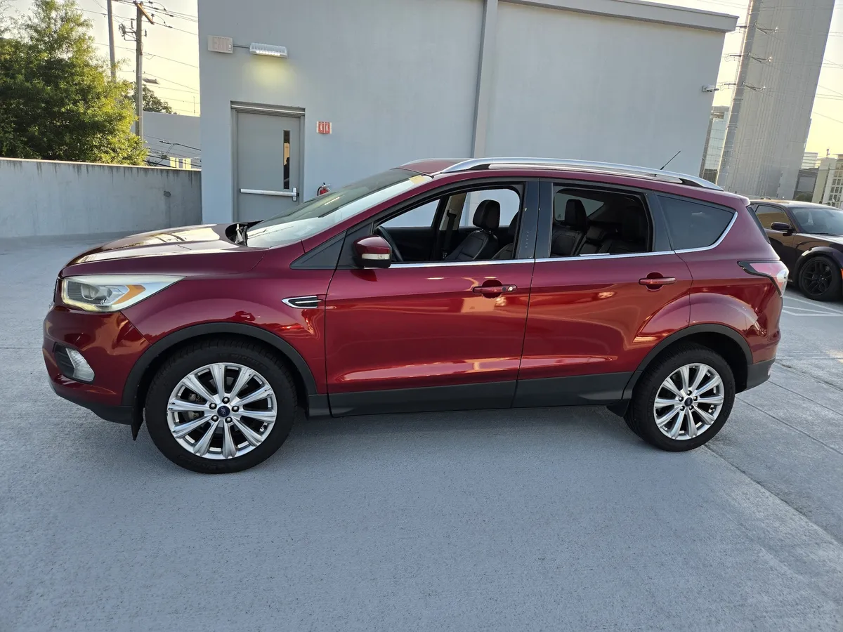 2017 Ford Escape Titanium thumbnail 2