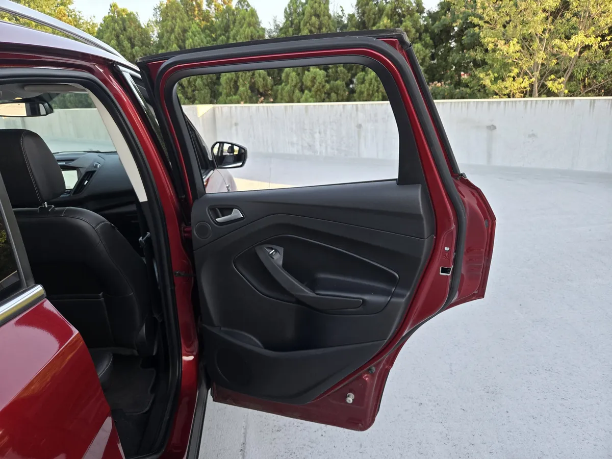 2017 Ford Escape Titanium thumbnail 29
