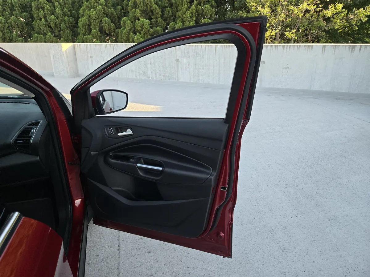 2017 Ford Escape Titanium thumbnail 32