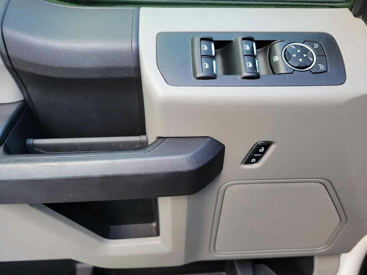 2017 Ford F-150 thumbnail 24