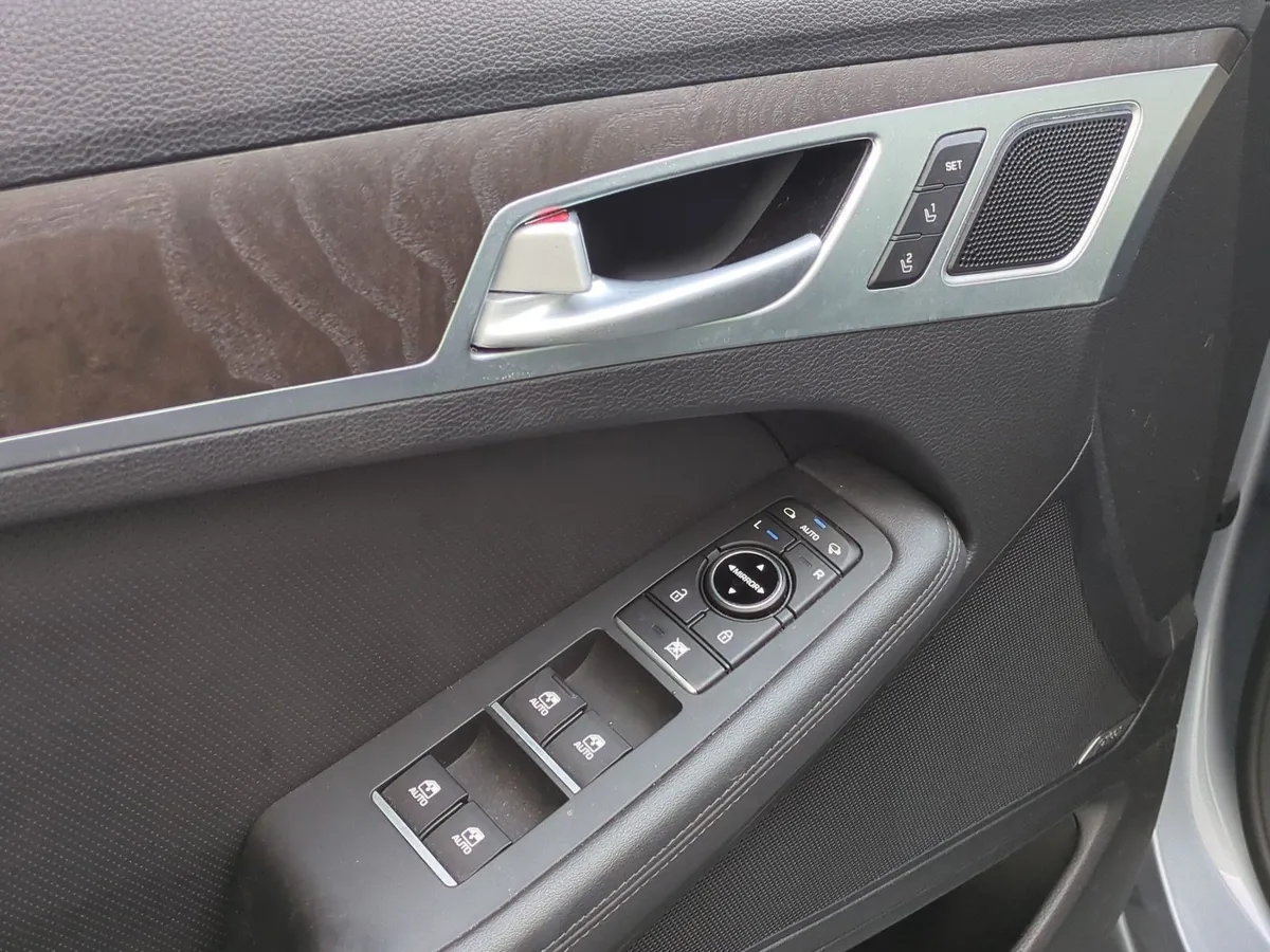 2017 Genesis G80 Ultimate 3.8L thumbnail 14