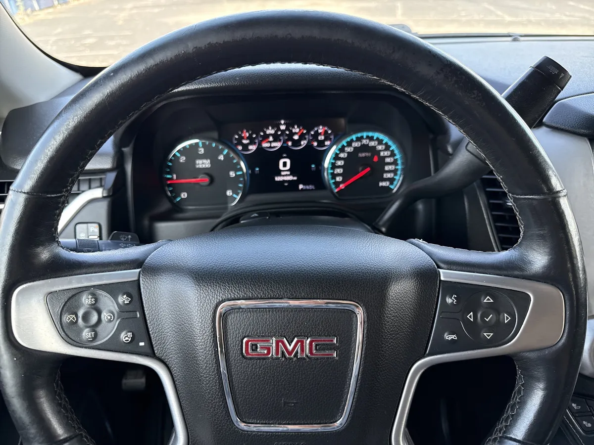2017 GMC Yukon SLT thumbnail 6