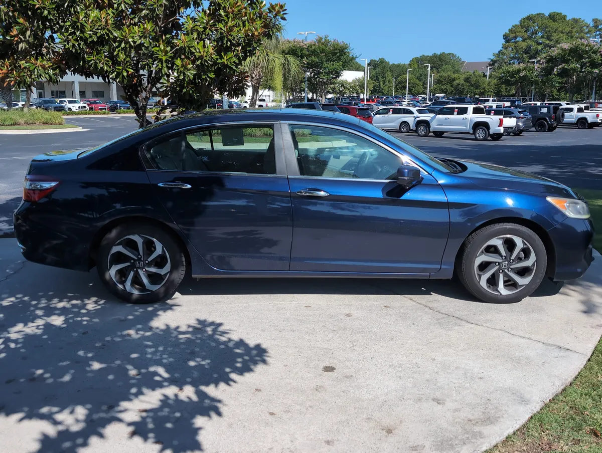2017 Honda Accord EX thumbnail 11