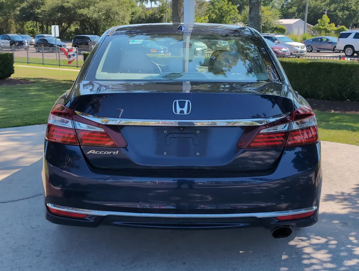 2017 Honda Accord EX thumbnail 9