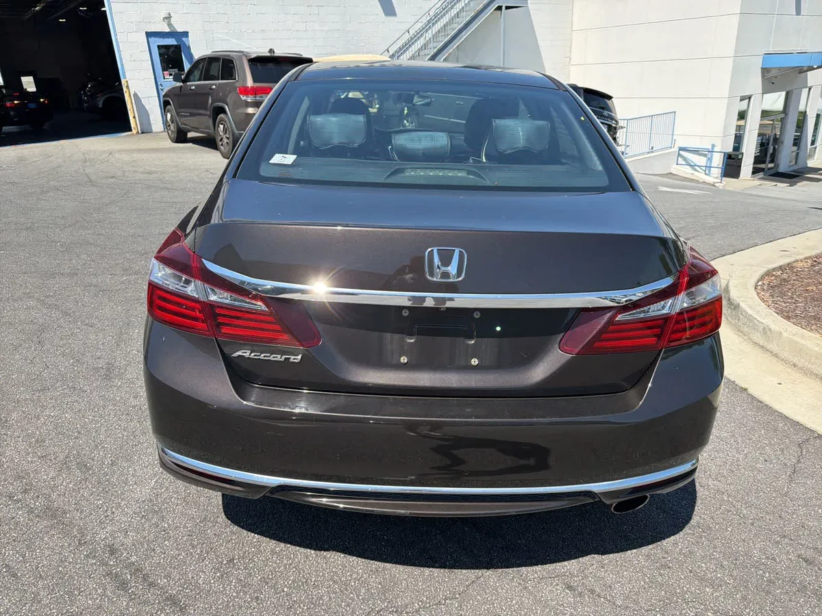 2017 Honda Accord LX thumbnail 10
