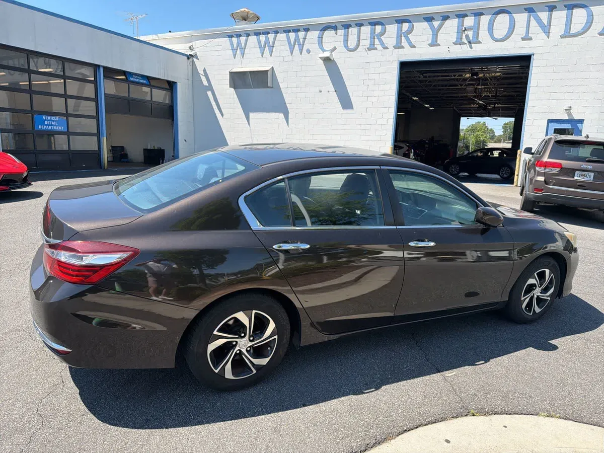 2017 Honda Accord LX thumbnail 12