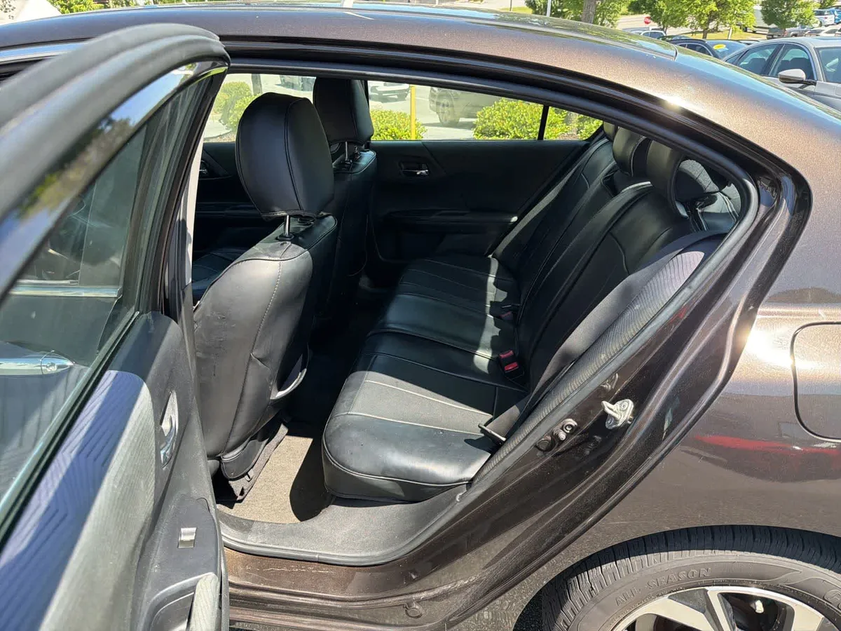 2017 Honda Accord LX thumbnail 16