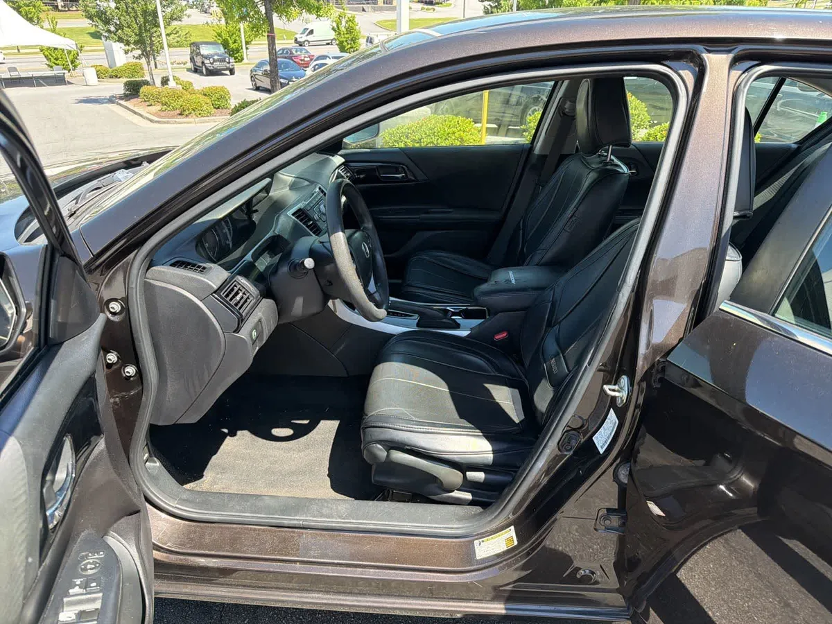 2017 Honda Accord LX thumbnail 17