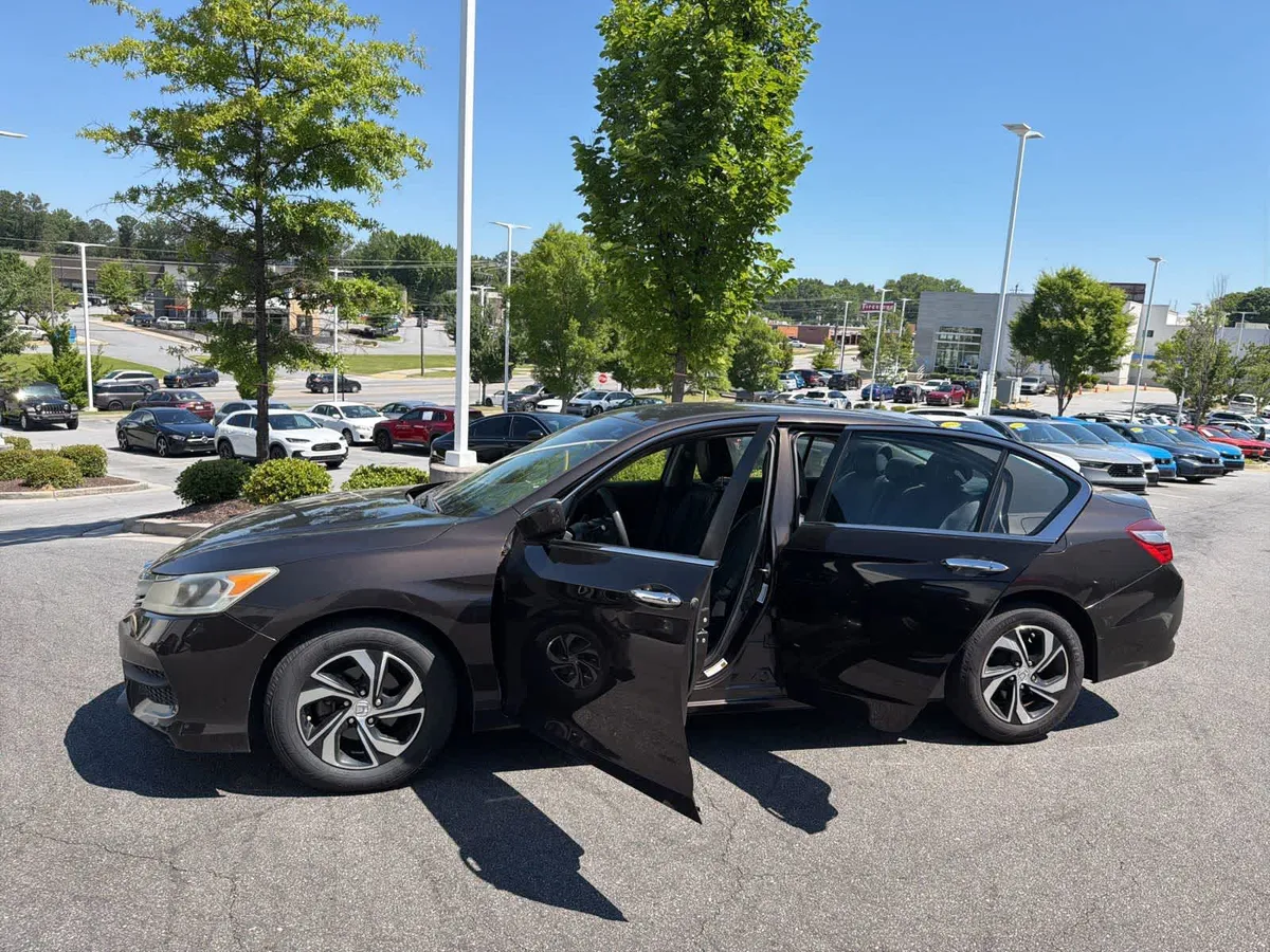 2017 Honda Accord LX thumbnail 18