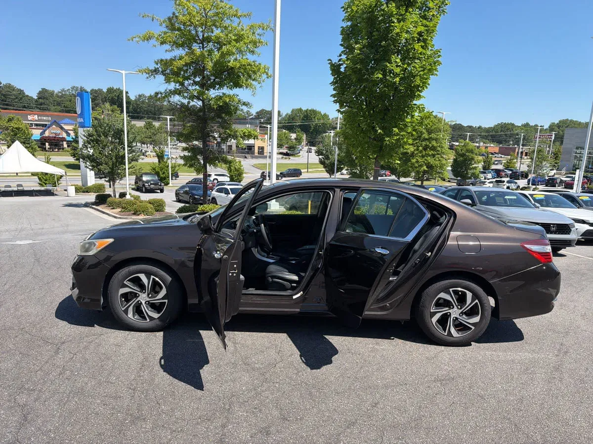 2017 Honda Accord LX thumbnail 19