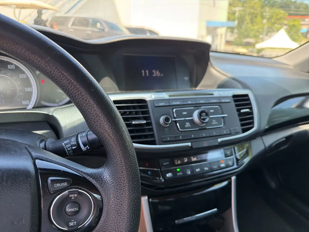 2017 Honda Accord LX thumbnail 22